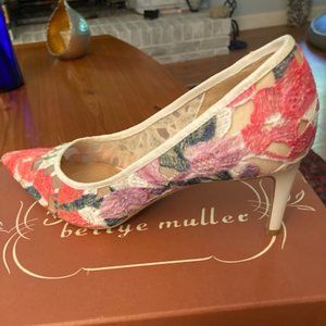 Size 8m Ivory Satin and Pink and Green Flowered Design Lace Pumps